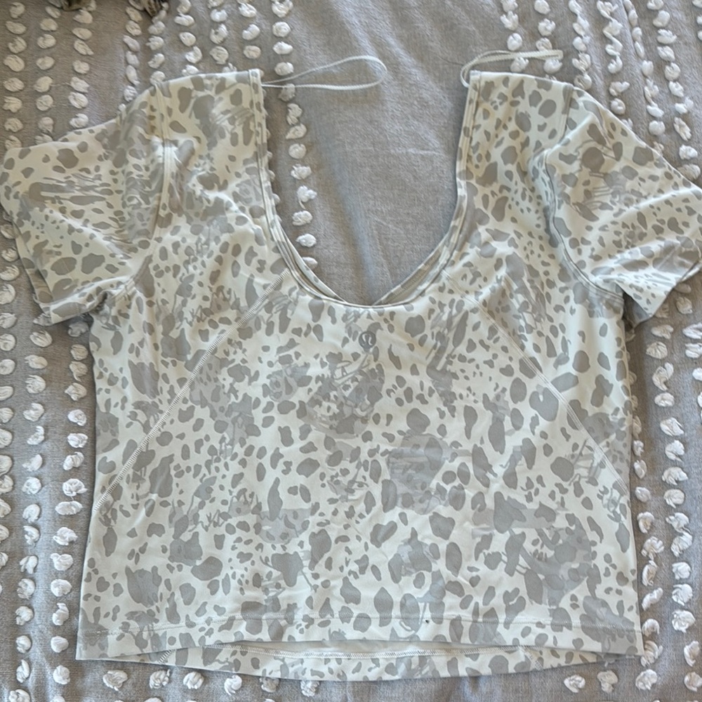Lululemon Athletica Cream and White Fitted Crop T-Shirt - Picture 2 of 3